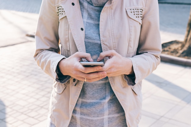 Telefone celular em mãos femininas