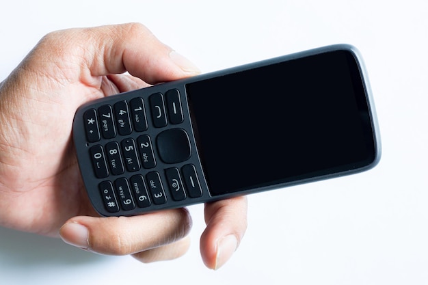 telefone celular na mão humana isolado em um fundo branco, mão humana segurando um celular simples