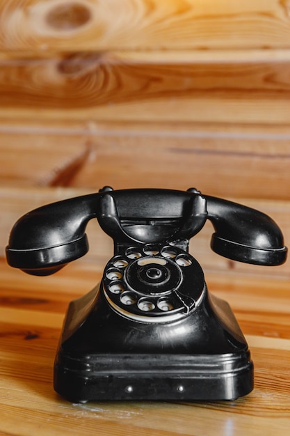 Telefone com discagem estilo retro em fundo de madeira
