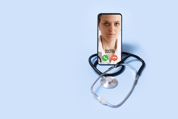 Foto telefone com estetoscópio e chamada médica conceito online de saúde digital e telemedicina