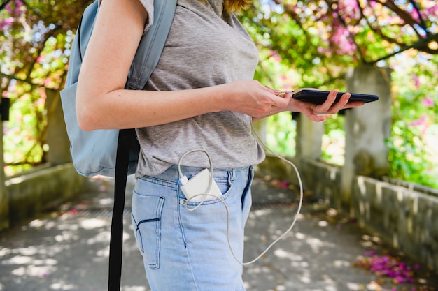 Telefone de carga de mochileiro feminino com banco de potência