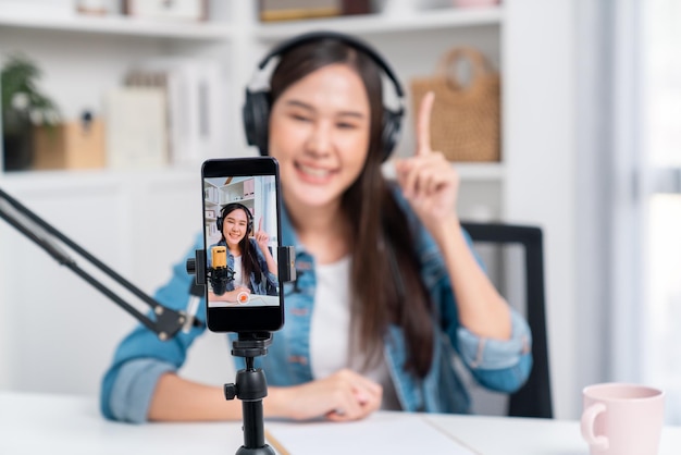 Telefone de foco seletivo no canal anfitrião de estratagem on-line de conversação asiática