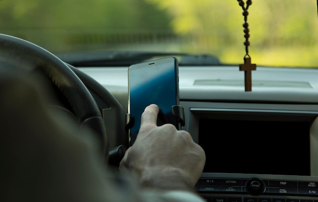 Telefone de mão de homem no carro