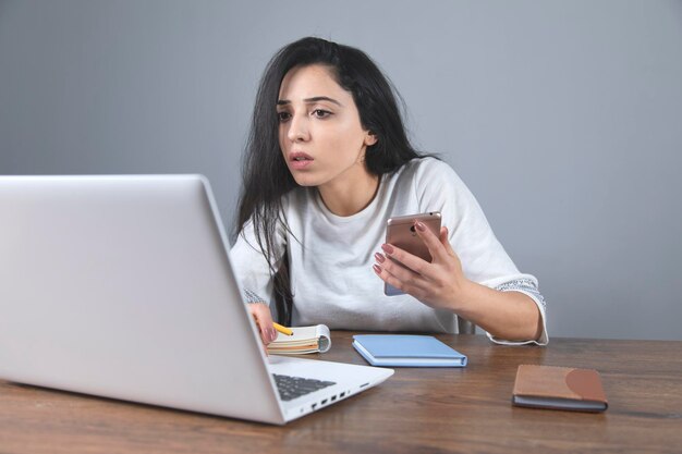 Telefone de mão de mulher com computador