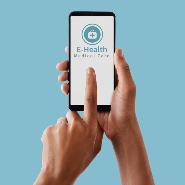 Foto telefone de mãos e tela de maquete para cuidados de saúde telessaúde ou cuidados médicos contra um fundo de estúdio azul visor de smartphone tocando mão para aplicativo móvel de aconselhamento de saúde on-line ou comunicação