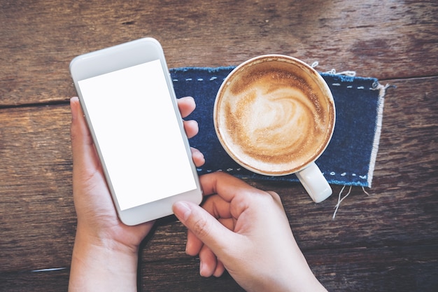 Telefone de maquete com xícara de café