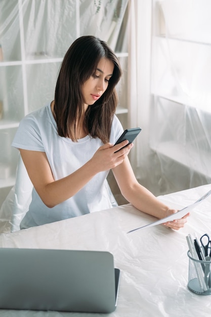 Telefone de mulher de desligamento de negócios de realocação de escritório