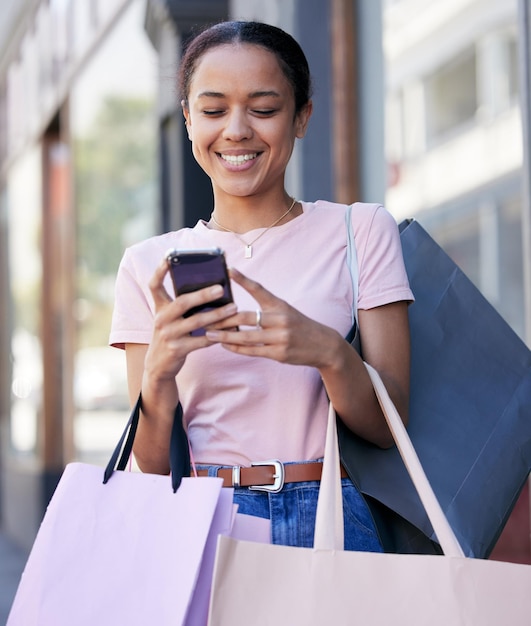 Telefone de mulher e compras de luxo e leitura com desconto, venda e promoção na internet ao ar livre, uma loja de varejo em Paris Sorriso feminino feliz e compras on-line de smartphones móveis e comércio eletrônico