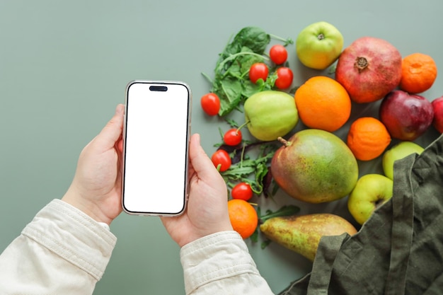 Telefone de tela isolada e aplicativo de perda de peso de frutas e legumes frescos