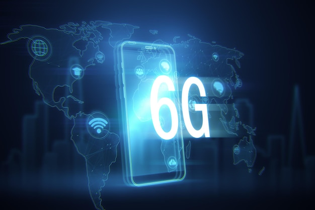 Telefone digital abstrato com conexões poligonais de holograma 6G e mapa em pano de fundo azul embaçado Velocidade da Internet e conceito de comunicação Renderização em 3D