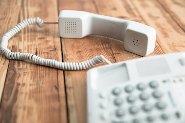 Foto telefone do escritório na mesa de madeira