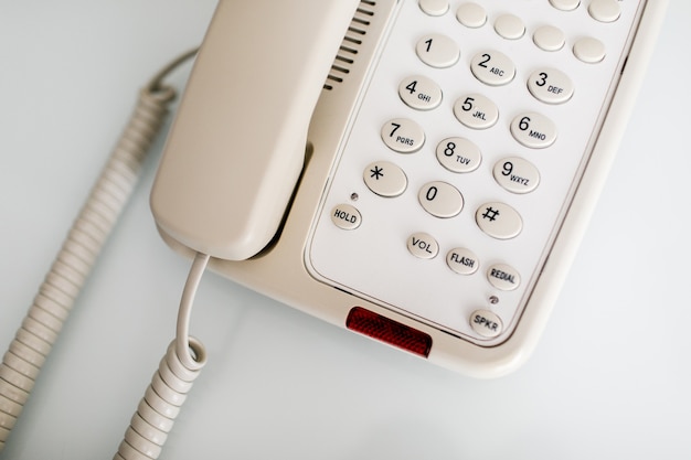 Telefone do escritório na mesa, telefone na mesa.