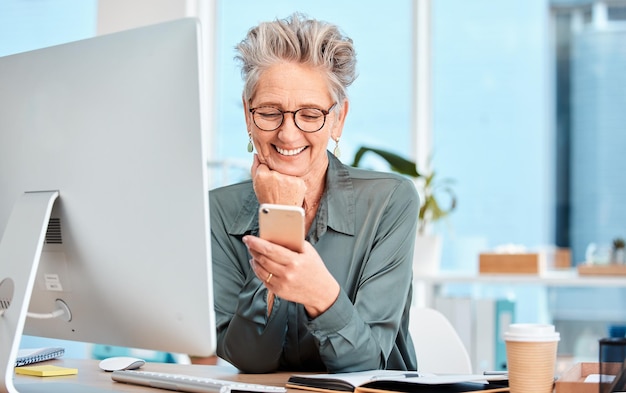 Telefone feliz ou mulher de negócios na mídia social sorri com meme engraçado ou conteúdo on-line enquanto relaxa na pausa para o café Rede social de comunicação ou gerente sênior lendo notícias ou post na internet