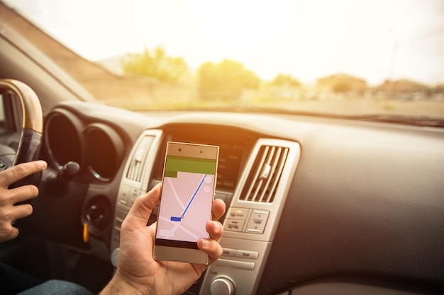 Telefone inteligente de mão de carro de homem dirigindo