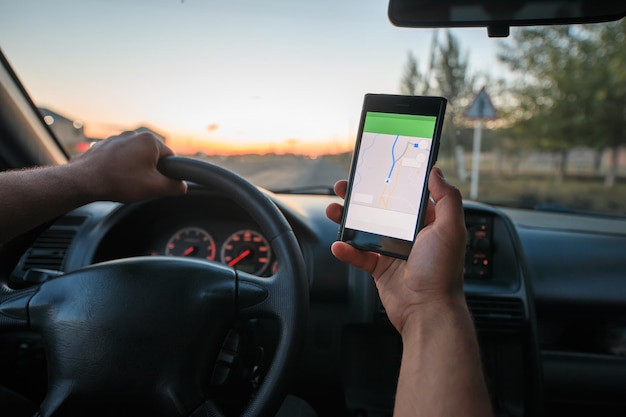 Telefone inteligente de mão de carro de homem dirigindo