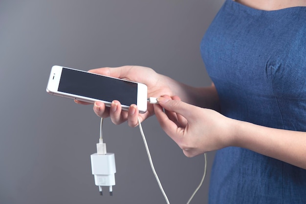 Telefone inteligente de mão de mulher com USB