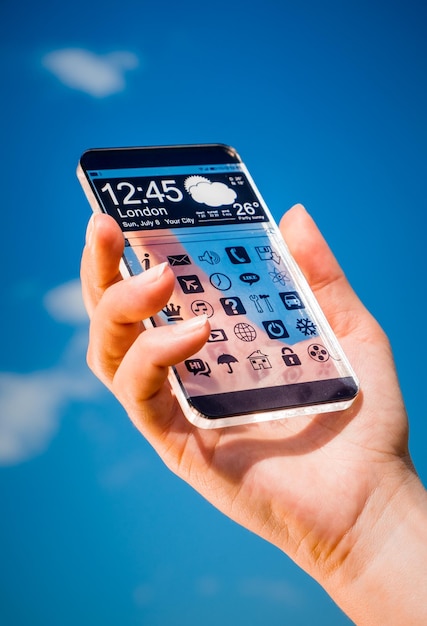 Telefone inteligente futurista (phablet) com visor transparente em mãos humanas. Conceito de idéias inovadoras futuras reais e melhores tecnologias da humanidade.