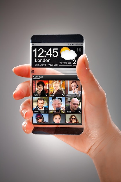 Telefone inteligente futurista (phablet) com visor transparente em mãos humanas. conceito de idéias inovadoras futuras reais e melhores tecnologias da humanidade.
