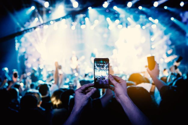 Telefone inteligente portátil filmando um concerto