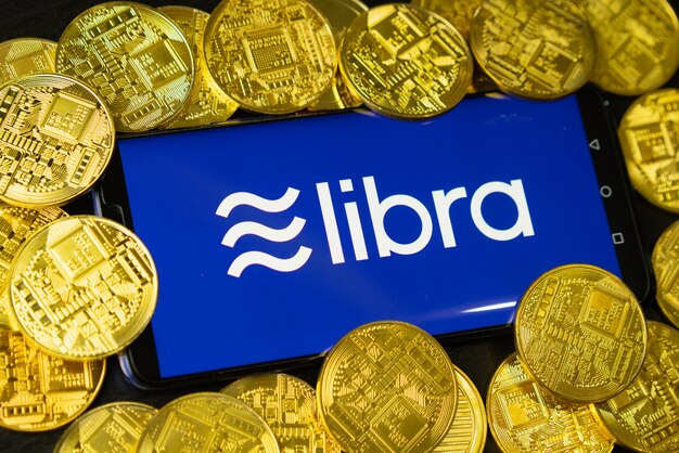 Telefone mostra o logotipo libra na tela com criptomoeda