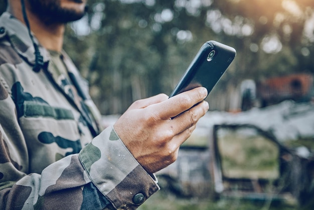 Amigos meninas ao ar livre e smartphone para conexão de jogos