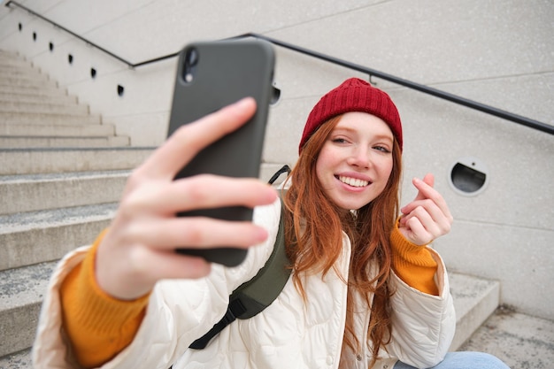 Foto telefone móvel e estilo de vida das pessoas, ruiva estilosa tira selfie em seu smartphone posa para foto