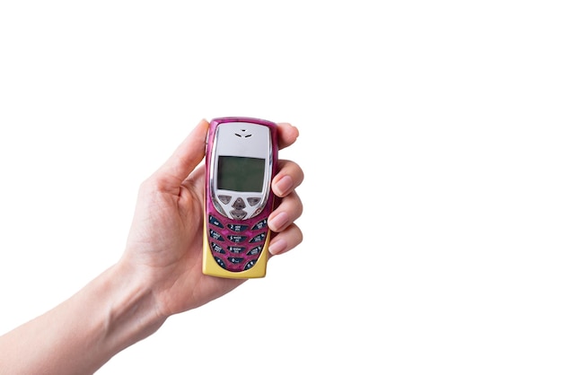 Telefone móvel retrô na mão isolado no fundo branco