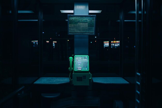 Foto telefone na coluna na rua durante a noite