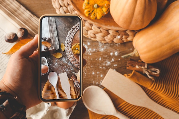 Telefone nas mãos com uma foto dos ingredientes para o cozimento da torta