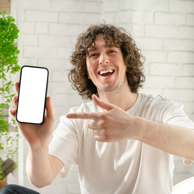 Telefone nas mãos dos homens apontando para o espaço de cópia do telefone