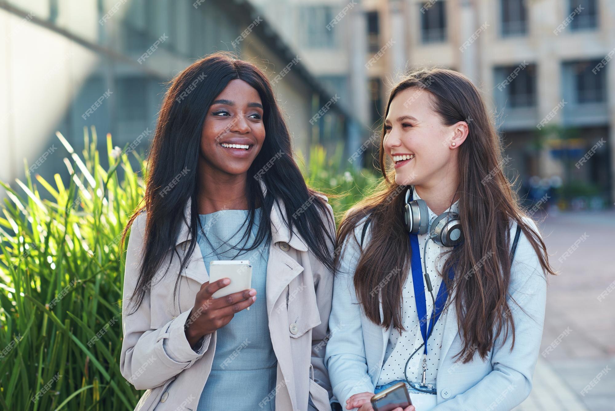 Amigos da mulher e telefone rindo na videochamada para memes de piadas  engraçadas ou comunicação em casa mulheres conversando no smartphone móvel  com risadas para conversa boba ou discussão no sofá da