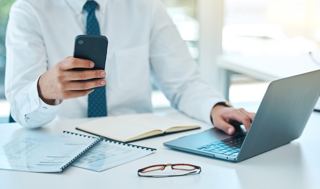 Telefone portátil e mãos digitando no escritório multitarefa e trabalhando no projeto Computador smartphone e consultor de negócios na mesa na internet homem rede no aplicativo de e-mail e informações de pesquisa no site