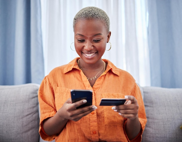 Telefone residencial ou mulher negra feliz com cartão de crédito ou telefone para pagamento no site da Internet ou fintech Financiamento de compras on-line ou garota africana animada digitando transferência de dinheiro via banco móvel