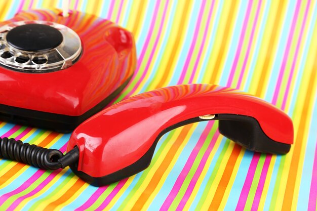 Telefone retro vermelho aceso