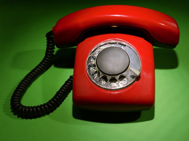 Telefone retro vermelho em fundo de cor escura