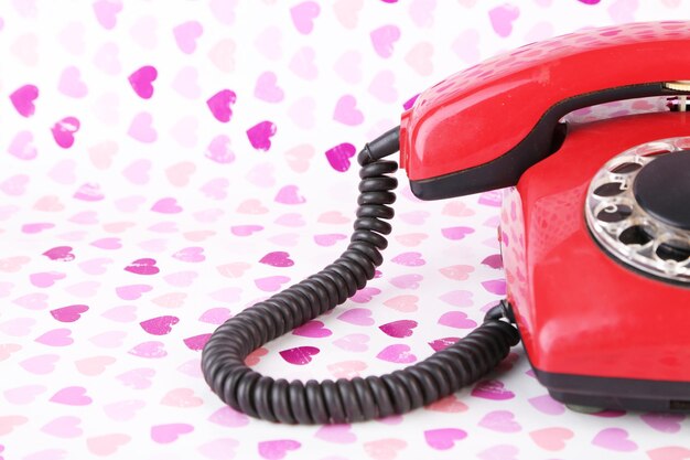 Telefone retro vermelho no fundo brilhante