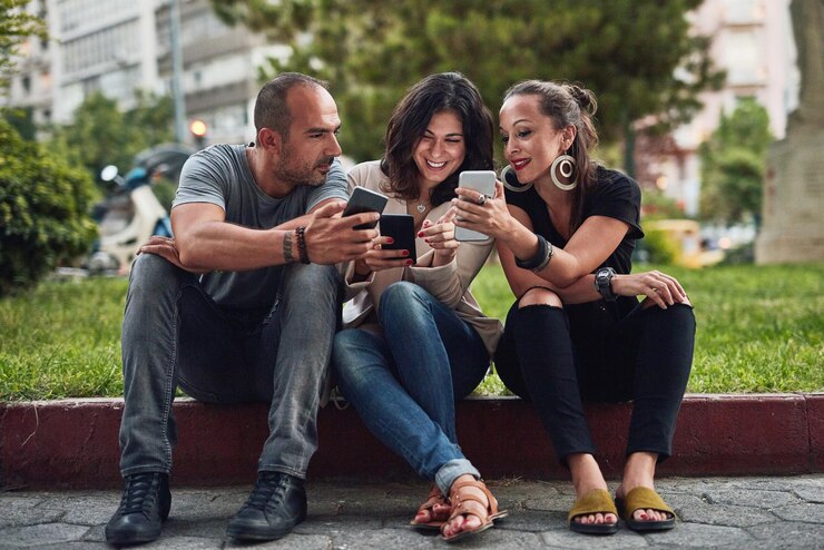 Foto telefone sorriso e viajar com um par de amigos ao ar livre na cidade juntos para passeios ou turismo direções localização e pesquisa com um grupo de pessoas na calçada para férias de aventura ou férias