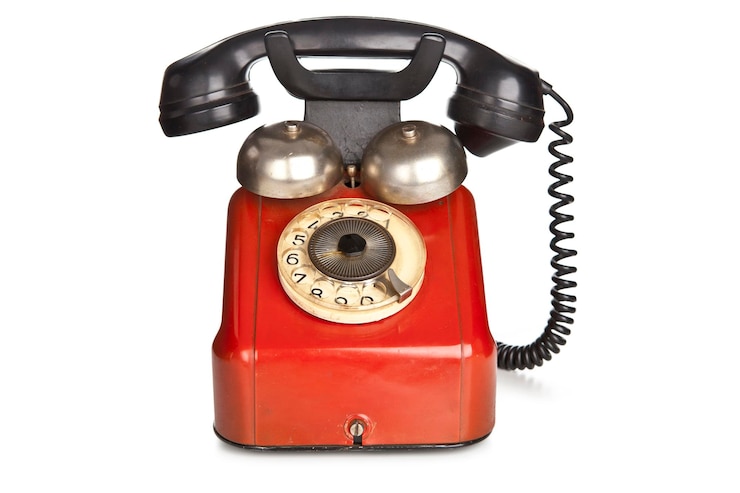 Foto telefone vermelho contra fundo branco