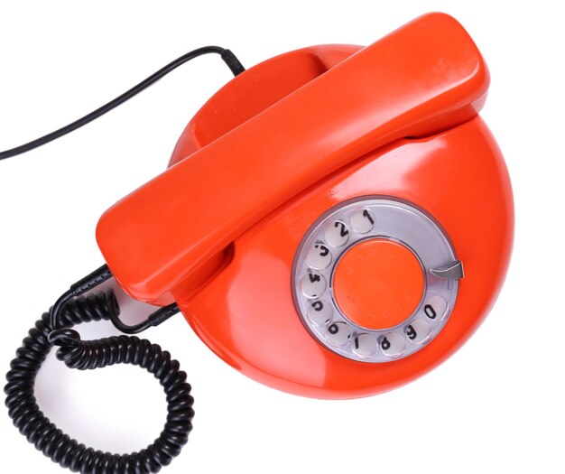 Telefone vermelho retrô isolado em branco