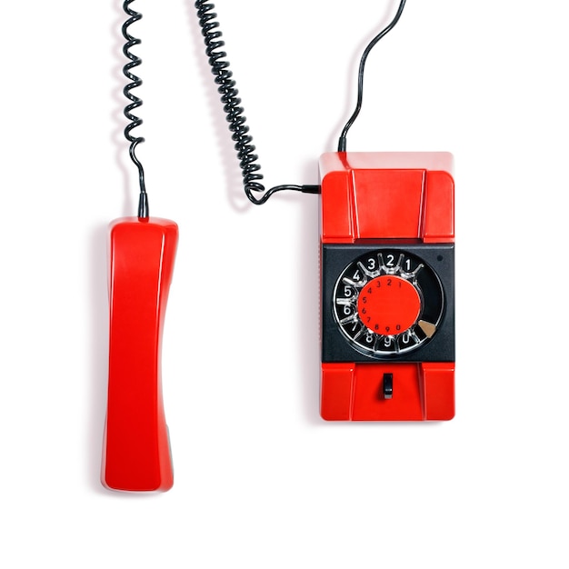 Telefone vermelho vintage Telefone de parede isolado em fundo branco Tecnologia de comunicação Objeto com traçado de recorte