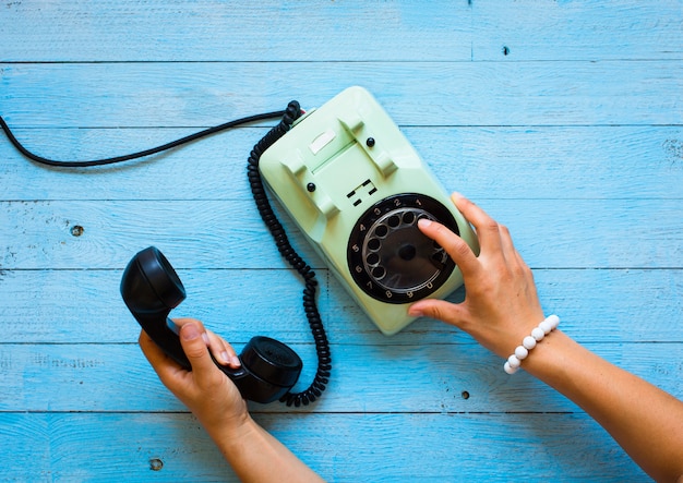 Foto telefone vintage, café, biscotti, telefonema, mulher triste, espaço livre para texto.