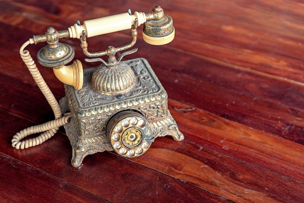 Foto telefone vintage na mesa de madeira