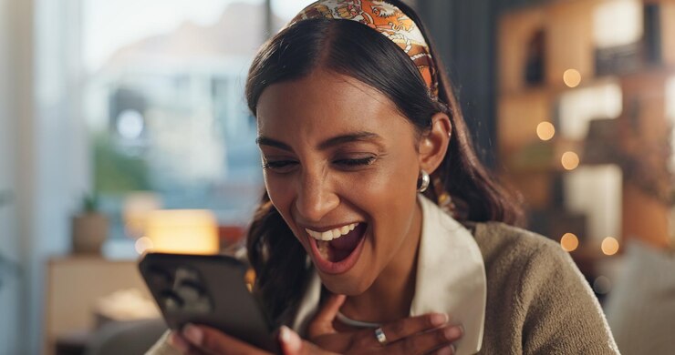 Foto telefone wow e rosto de mulher em casa para mídia social história engraçada e fofoca on-line na sala de estar menina gen z chocado e móvel com entusiasmo para vencer feliz e resultados de competição na internet