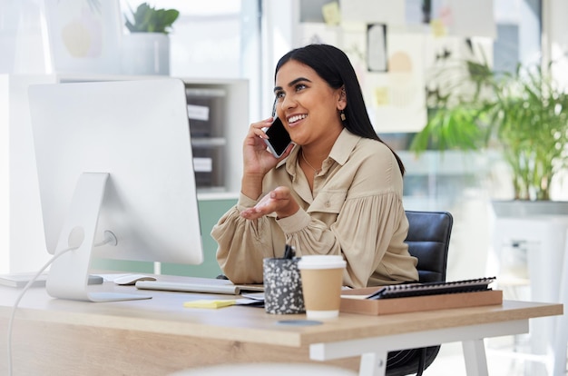 Telefonema computador e mulher de negócios de rede com planejamento de inovação e estratégia de inicialização para o cliente Sorria feliz ou funcionário do escritório de marketing digital com ideia criativa de marca de mídia social