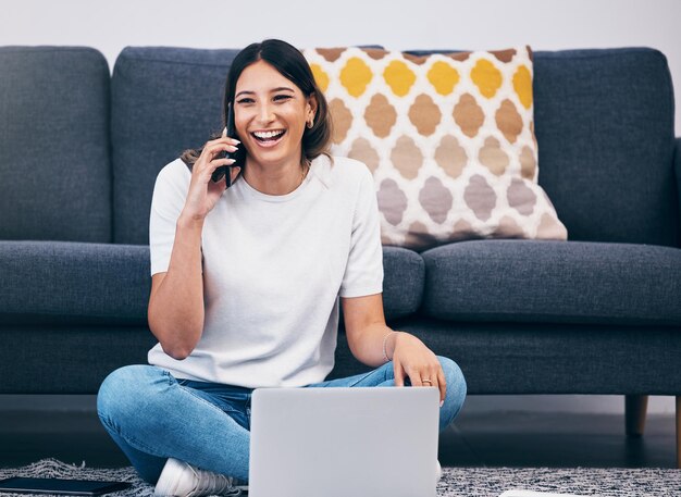 Telefonema de mulher e laptop rindo em comunicação para meme de piada engraçada ou conversa em casa Risa freelancer feliz para uma discussão divertida em smartphone com computador no sofá da sala