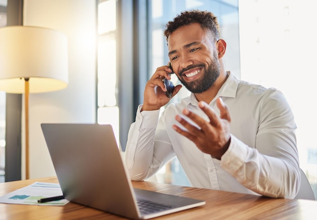 Foto telefonema de negócios corporativos e clientes de um empresário que trabalha em um computador de escritório homem de negócios de marketing de vendas com um sorriso feliz com bônus b2b de sucesso na carreira ou promoção executiva