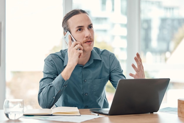 Telefonema de negócios e homem com planejamento de laptop e líder com cronograma de ideias e prazo Funcionário masculino corporativo ou gerente feliz com proposta de novo projeto de smartphone ou crescimento de vendas on-line