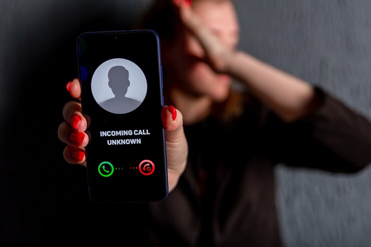 Foto telefonema de número desconhecido. esquema, fraude ou phishing com conceito de smartphone. chamador de pegadinhas, golpista ou estranho. mulher atendendo a chamada. pessoa fraudulenta com identidade falsa.