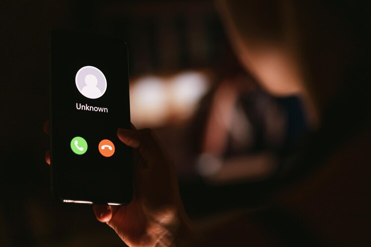 Foto telefonema de número desconhecido tarde da noite. golpe, fraude ou phishing com conceito de smartphone. chamador de brincadeira, golpista ou estranho. mulher respondendo a chamada recebida. hoax pessoa com identidade falsa.