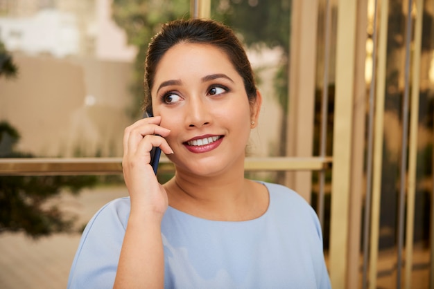 Foto telefonema de resposta da mulher de negócios bonita